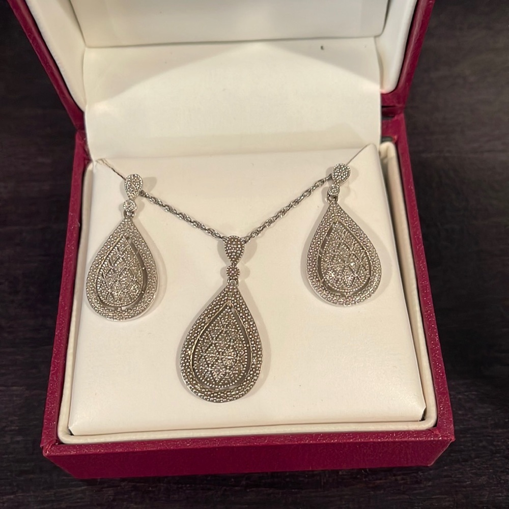 Sterling silver and diamond earring with necklace set